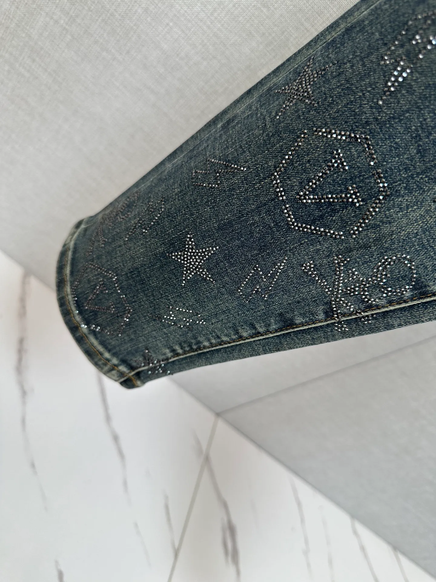 Available at the official website counter at the same time, the Original is a very stylish pair of jeans, with customized original washed denim fabric, unique design, top-notch printing technology letter pattern logo, original hardware accessories decoration, an extremely outstanding pair of jeans, the materials and craftsmanship are extremely luxurious and exquisite, extremely high-grade, handsome and stylish upper body, recommended 👍, Sizes: 29-38
